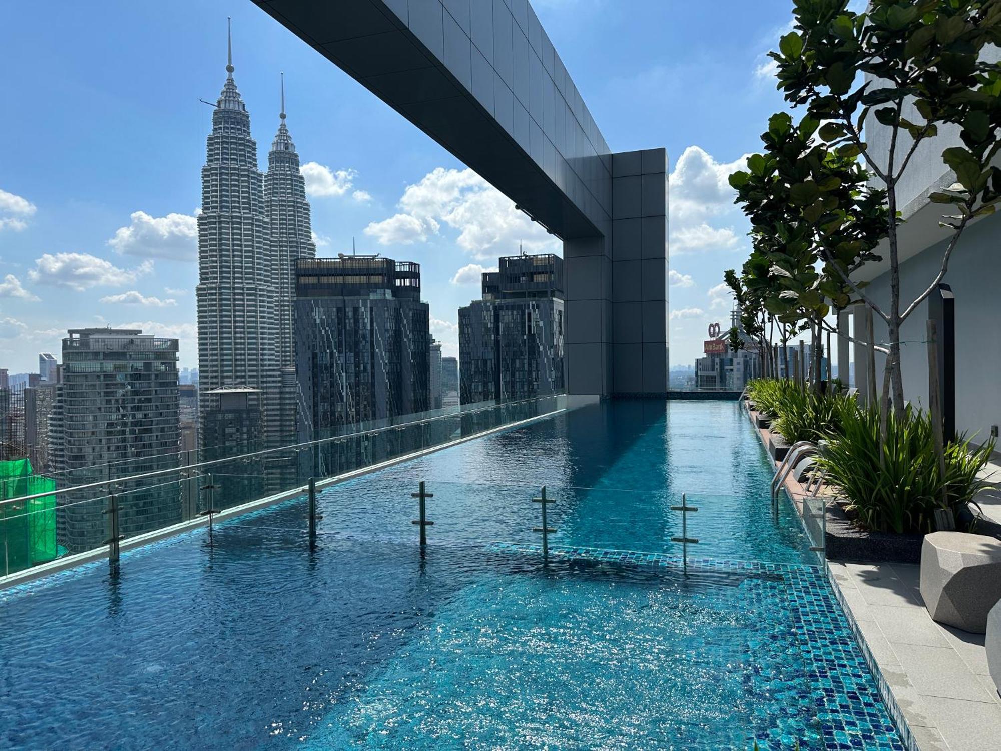 Royce Residences By Romeo Apartment *