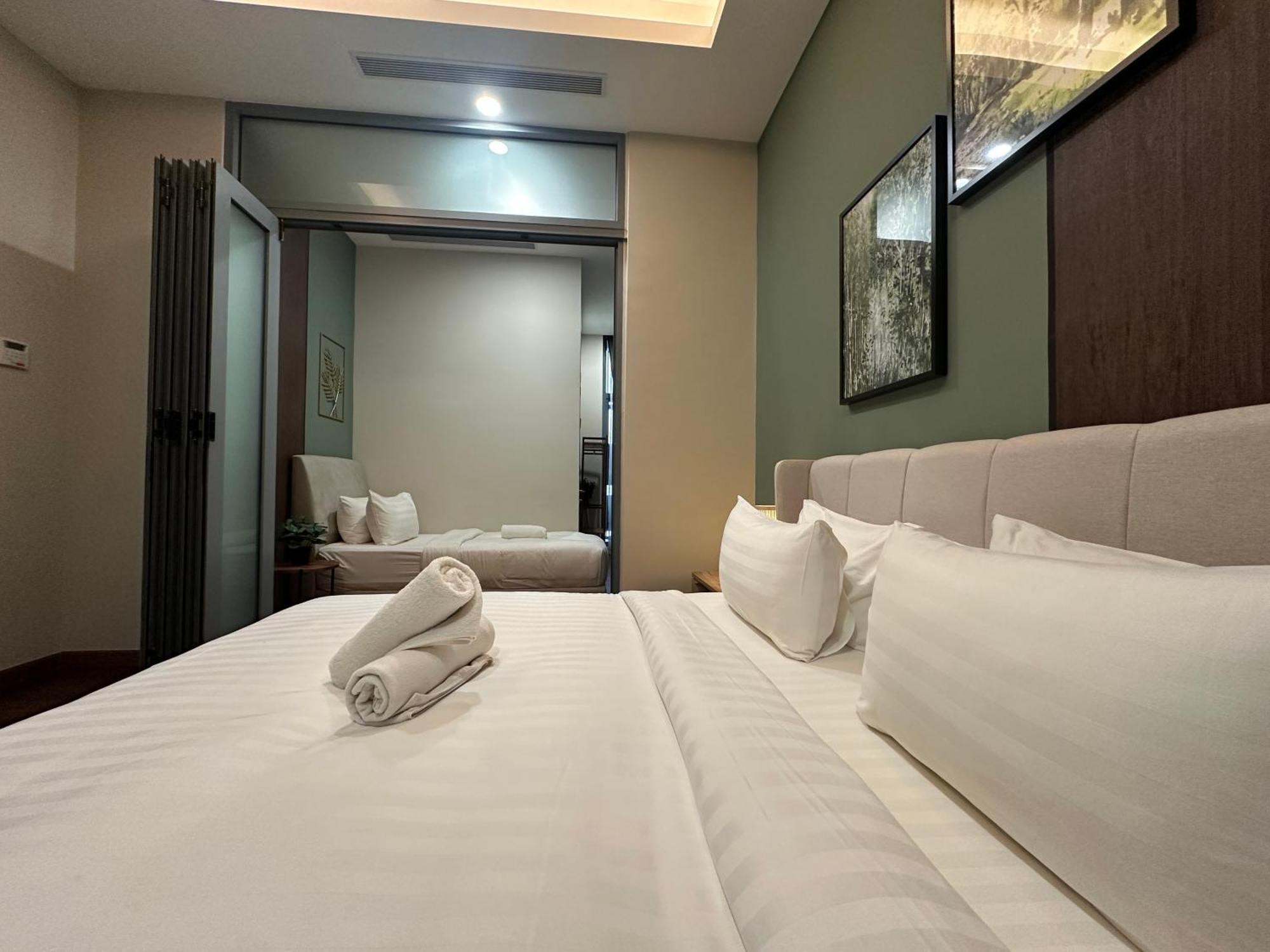 Apartment Royce Residences By Romeo